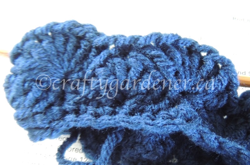 blue crochet shell bag with 'purse'onality at craftygardener.ca