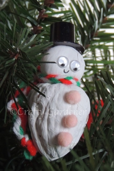 making a nutty snowman at craftygardener.ca