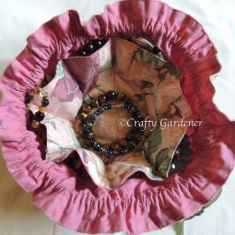 sewing a jewelry pouch at craftygardener.ca