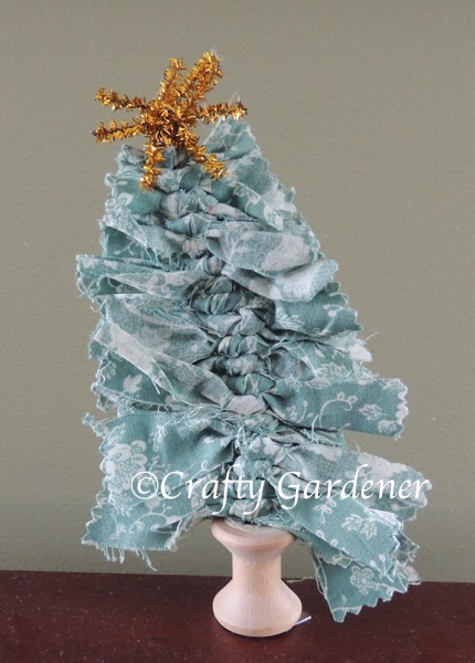 quick and easy Christmas tree decoration to make at craftygardener.ca